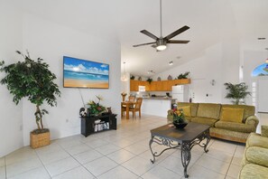 Living area - Luxury 4bedrooms /3Full Bathrooms Villa with a Games Room & Heated Pool (Davenport)