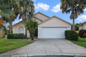 Exterior - Luxury 4bedrooms /3Full Bathrooms Villa with a Games Room & Heated Pool (Davenport)