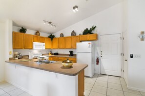 Private kitchen - Luxury 4bedrooms /3Full Bathrooms Villa with a Games Room & Heated Pool (Davenport)
