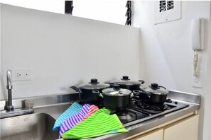 Microwave, cookware/dishes/utensils, dining tables - Lindo Apto 1 hab San Juan Medellín (Medellín)