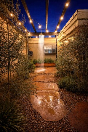 Property grounds - The Hideaway - Rain Shower Oasis & Desert Soak Spa (Lake Havasu City)