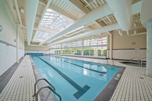 Una piscina techada, una piscina climatizada