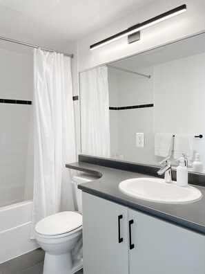 Combined shower/bathtub, eco-friendly toiletries, hair dryer, towels