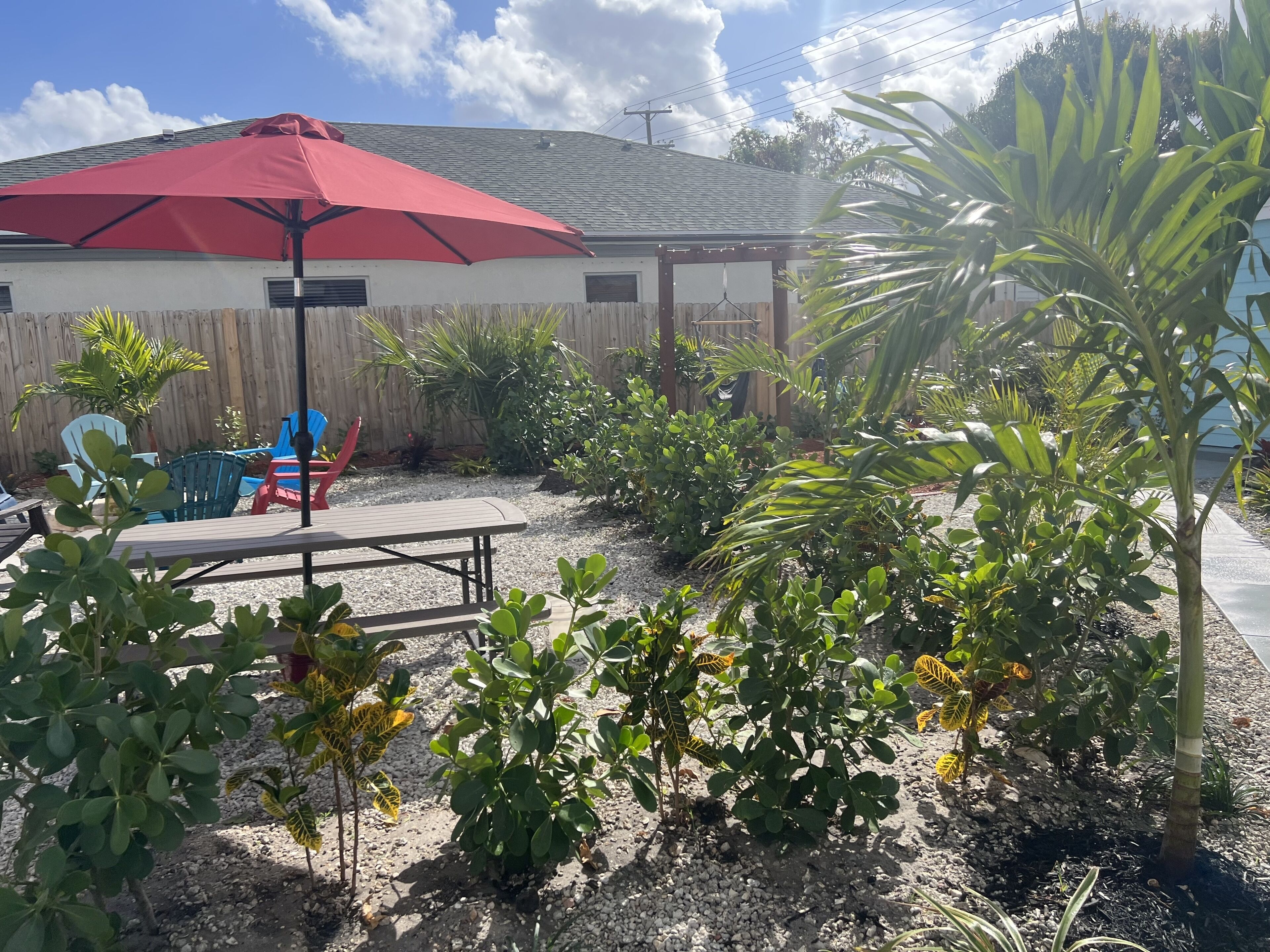 Cheerful- 2 Bedroom Cottage close to everything in town