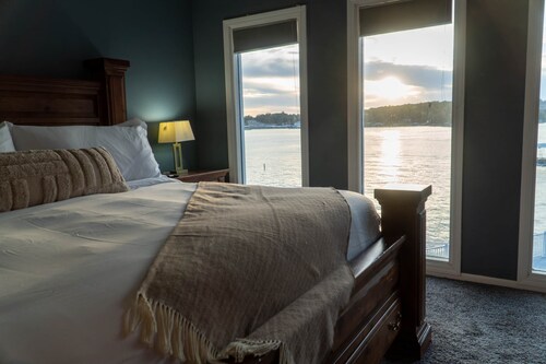 Family-Friendly Lakefront Condo with Breathtaking Views