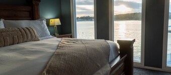 Family-Friendly Lakefront Condo with Breathtaking Views