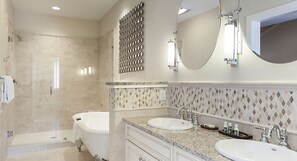 Badewanne, Haartrockner, Handtücher, Seife