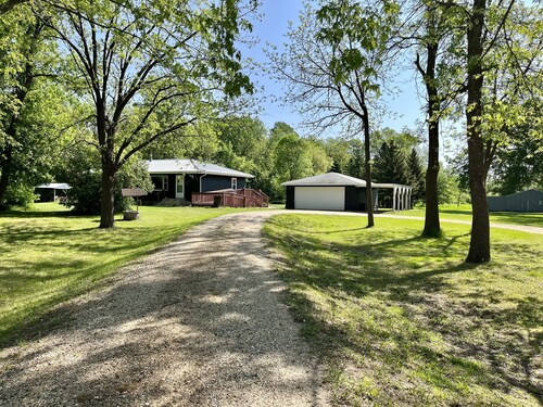 Countryside Home, Dog Friendly, Large Yard, Near Several Lakes