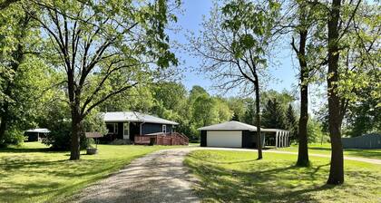 Countryside Home, Dog Friendly, Large Yard, Near Several Lakes