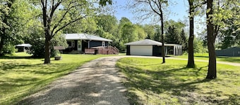 Countryside Home, Dog Friendly, Large Yard, Near Several Lakes