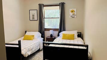 3 bedrooms, desk, iron/ironing board, free WiFi