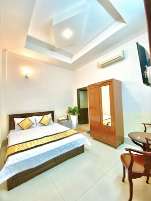 Escritorio, tabla de planchar con plancha y wifi gratis 