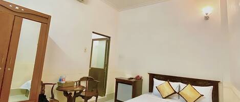 Kahden hengen comfort-huone yhdelle | Työpöytä, silitysrauta/-lauta, ilmainen Wi-Fi