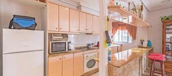 2Bed Apartment - Sleeps 5 - Pool, Parking, Pets