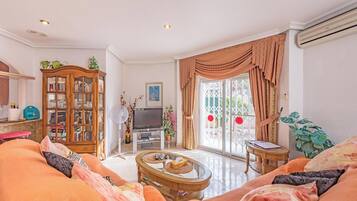 Een televisie en een stereo