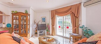 2Bed Apartment - Sleeps 5 - Pool, Parking, Pets