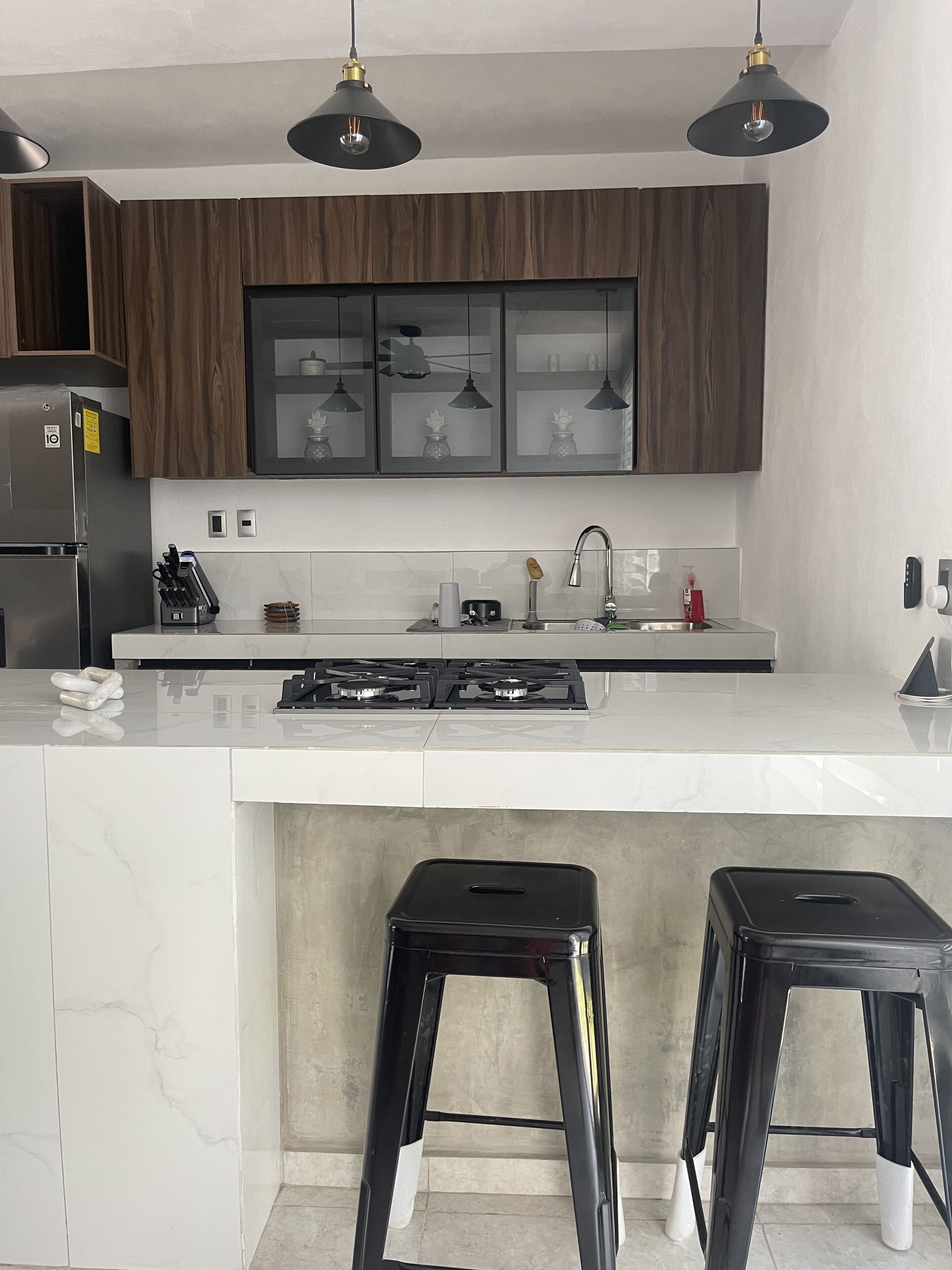 Kjøleskap, mikrobølgeovn, ovn og kokeplater