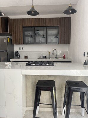 Réfrigérateur, micro-ondes, four, plaque de cuisson