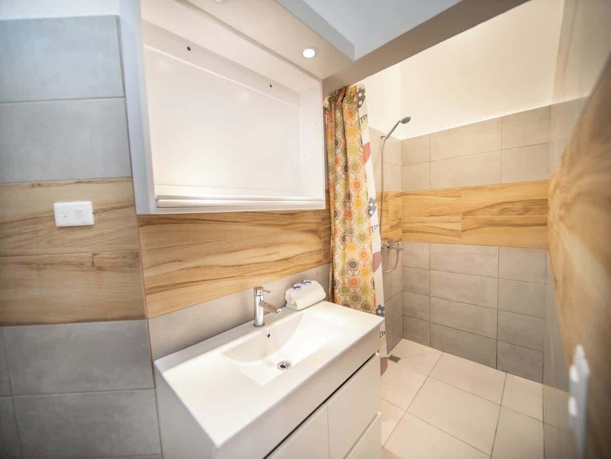 Een douche, handdoeken, shampoo