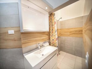 Dusche, Handtücher, Shampoo