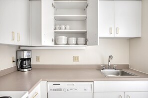 Fridge, microwave, oven, dishwasher - Ideal Somerville 1BR w/ W/D in Building, nr Harvard & MIT, by Blueground (Cambridge)