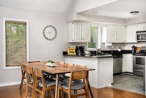 Fridge, microwave, oven, stovetop - Mountain cabin near national park & wineries (Linden)