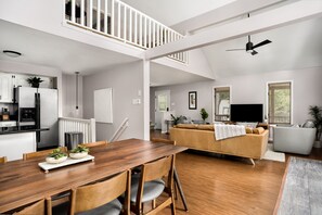 Smart TV, fireplace, offices, computer monitors - Mountain cabin near national park & wineries (Linden)