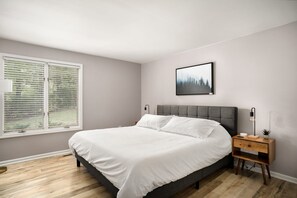 3 Schlafzimmer, Schreibtisch, Bügeleisen/Bügelbrett, Reisekinderbett