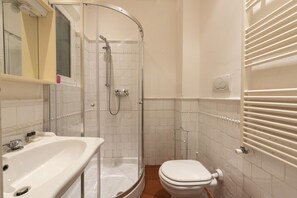 Douche, sèche-cheveux, serviettes fournies, shampoing