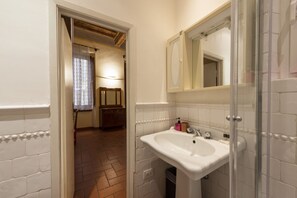Shower, hair dryer, towels, shampoo