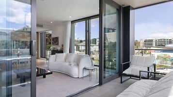 Apartamento luxo | Área de estar | Smart TV 50 polegadas com canais digitais, TV, Netflix