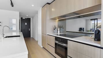 Apartamento luxo | Cozinha privada | Geladeira grande, fogão, cooktop, lava-louças