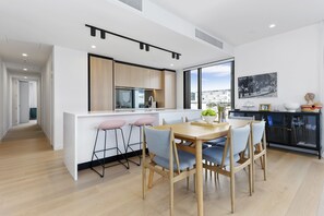 Deluxe Apartment | Dining room - Modern & elegant living Wynyard Quarter (Auckland)
