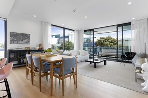 Deluxe Apartment | Dining room - Modern & elegant living Wynyard Quarter (Auckland)
