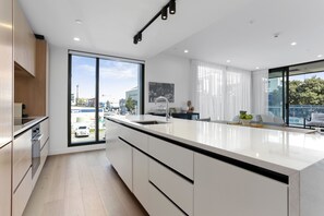Deluxe Apartment | Private kitchen | Full-size fridge, oven, stovetop, dishwasher - Modern & elegant living Wynyard Quarter (Auckland)