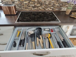 Kühlschrank, Mikrowelle, Ofen, Herdplatte