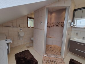 Een douche, een bubbelbad, een haardroger, handdoeken