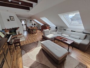 Smart TV, chimenea, videojuegos y reproductor de DVD 