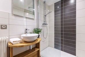 Een douche, handdoeken