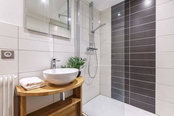 Shower, towels
