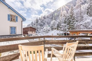 A balcony with wooden chairs overlooking a snowy mountain landscape. - Le Bellevue 04 Argentière Village Walk to Lifts & Pool, Argentière (Chamonix), France (Argentière (Chamonix))