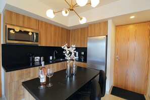 Refrigerador, microondas, parrilla de estufa y cafetera y tetera