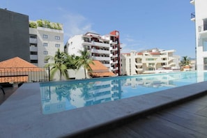 Alberca al aire libre y alberca climatizada