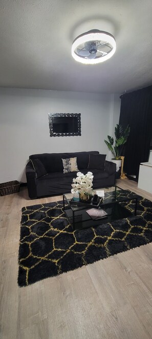 Een smart-tv en een open haard