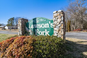 Property grounds - Modern retreat Style Home with Game room (Spartanburg)