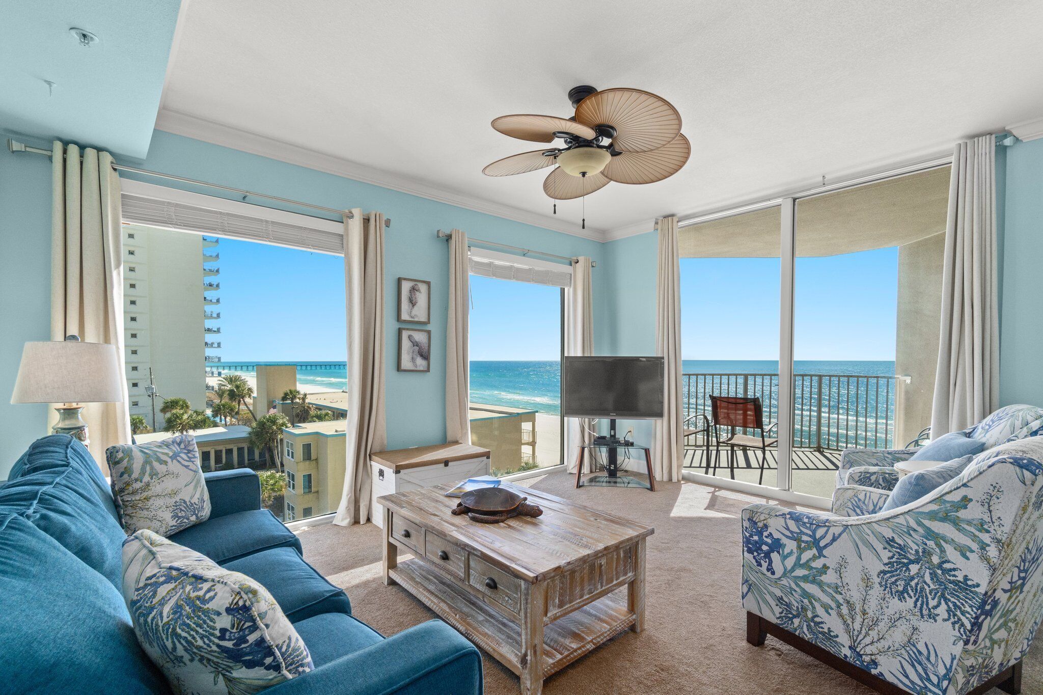 TV connectée, lecteur de DVD, livres