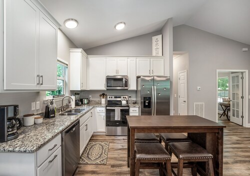 Cozy House in the Woods - 25 minutes from downtown