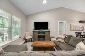 Smart TV, fireplace
