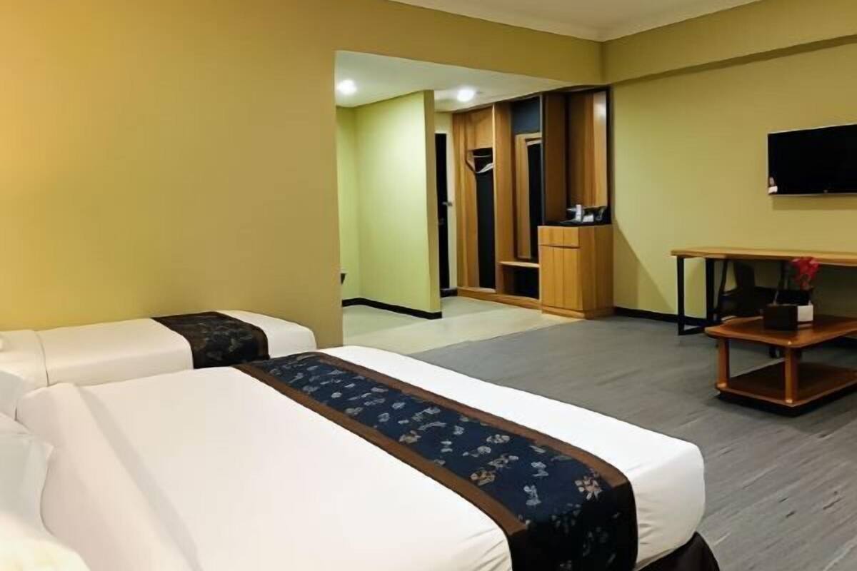 Desk, laptop workspace, iron/ironing board, free WiFi