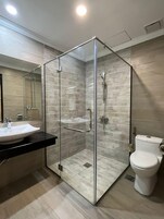 Deluxe Double or Twin Room | Bilik Mandi | Pancuran mandi, pengering rambut, tuala disediakan, sabun 